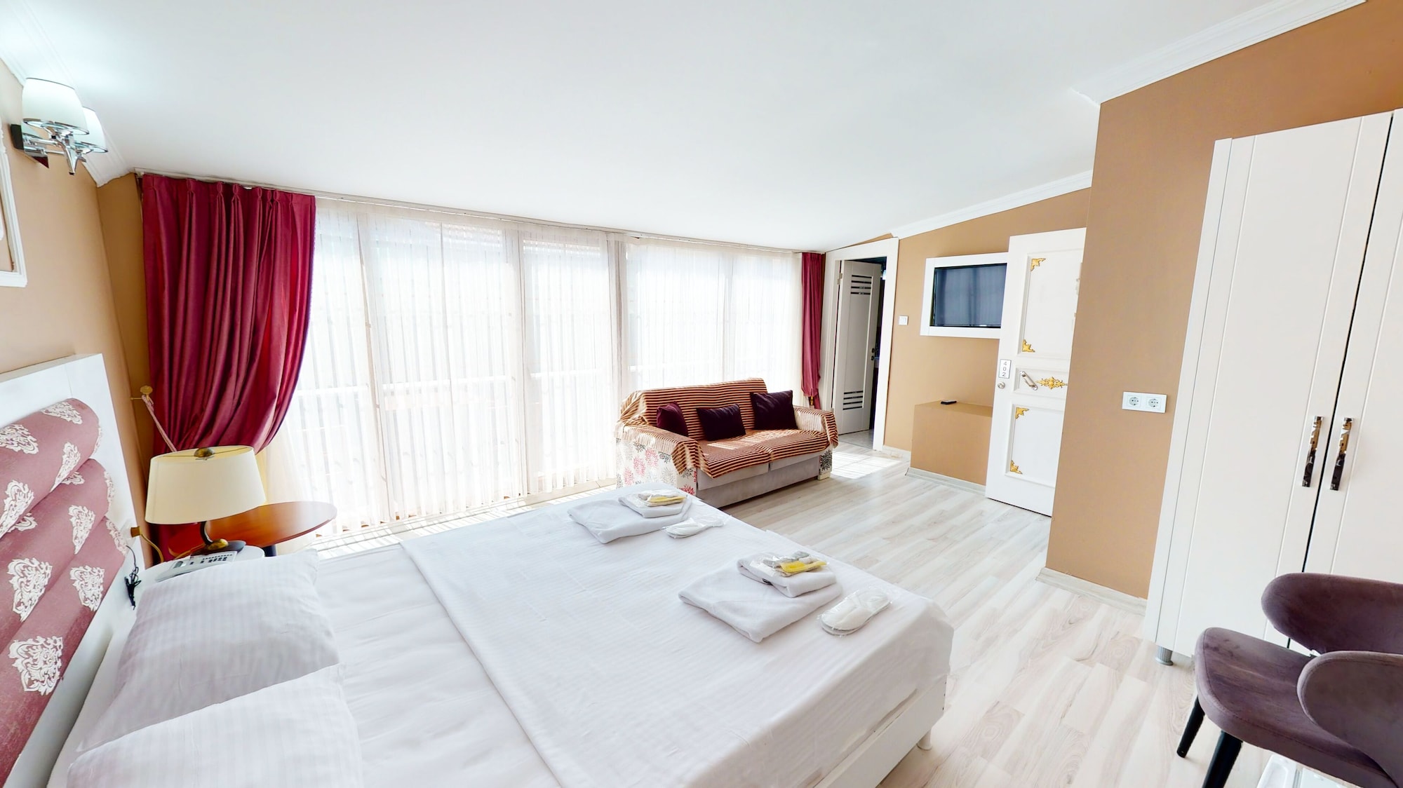 DELUXE, STUDIO, SUITE