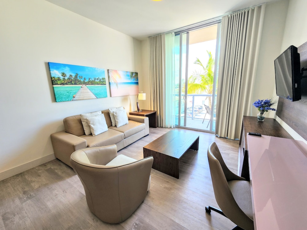 CH Luxury Condos & Studios On The Beach 30/50
