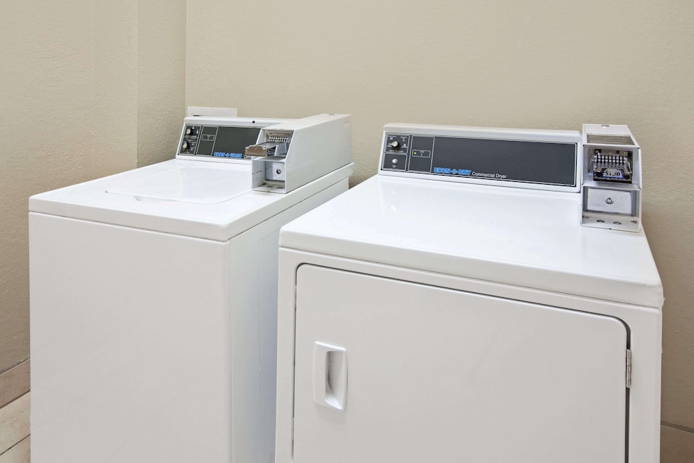Super 8 by Wyndham IAH West/Greenspoint 15/31