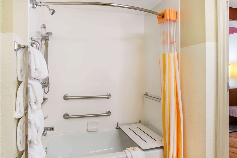 La Quinta Inn & Suites by Wyndham Raleigh Cary 22/44