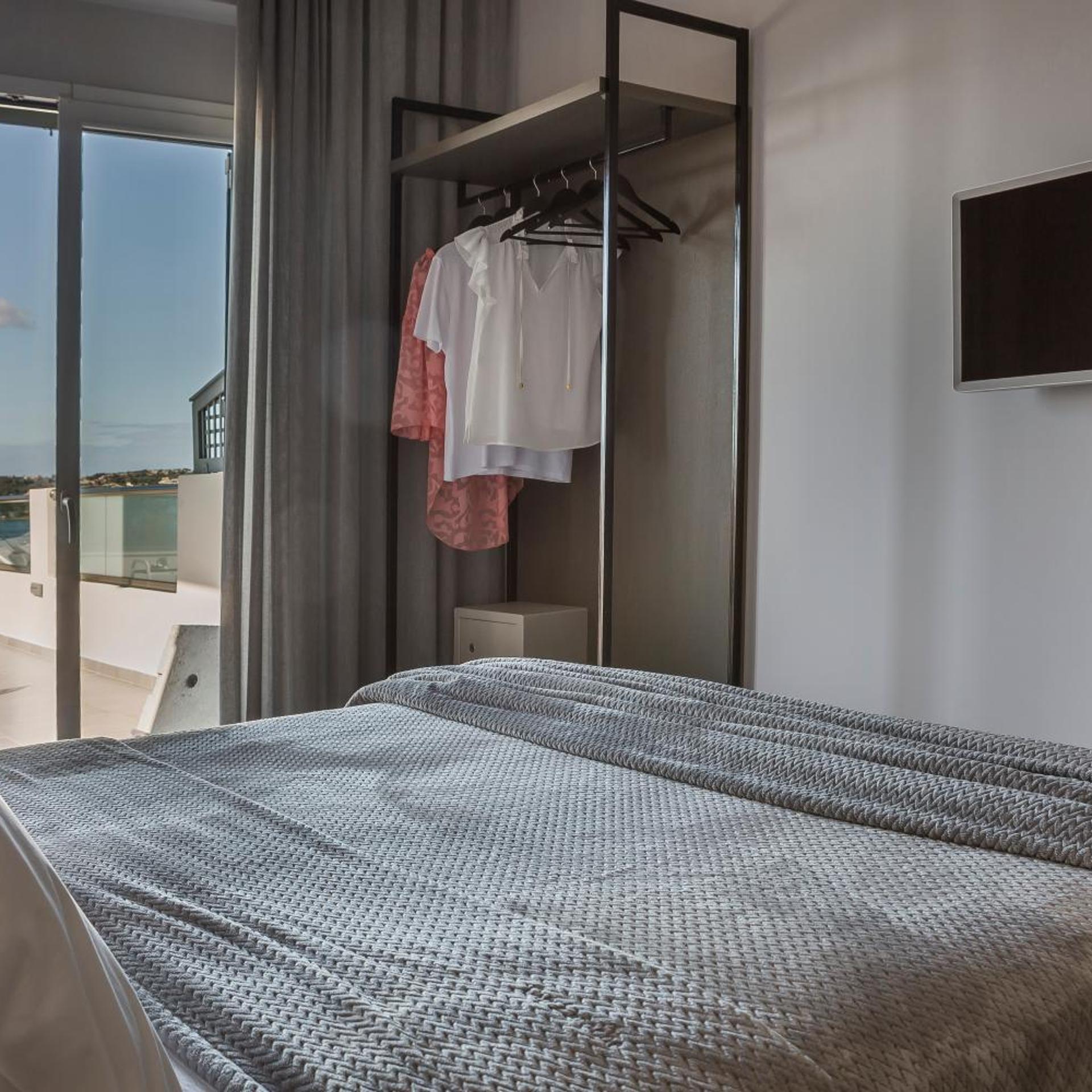 غرفة ديلوكس بسرير مزدوج بإطلالة على البحر بشرفة، Limanaki Hotel 10/10
