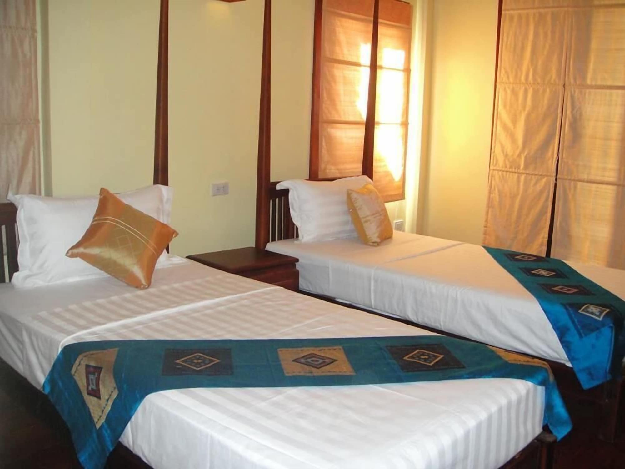 DELUXE, TWIN BEDS