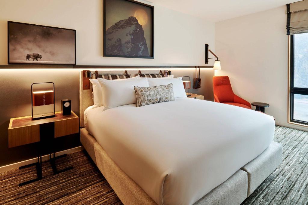 1 Bedroom, Suite, King Bed, Urban View, Sofa