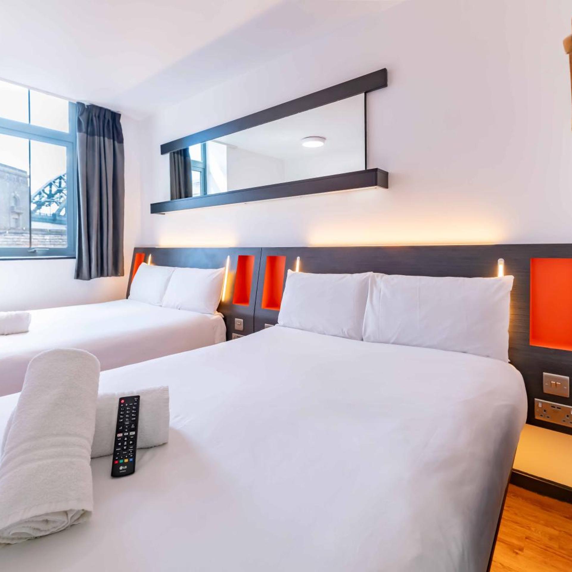 غرفة رباعية بسرير مزدوج، easyHotel Newcastle City Centre 3/10