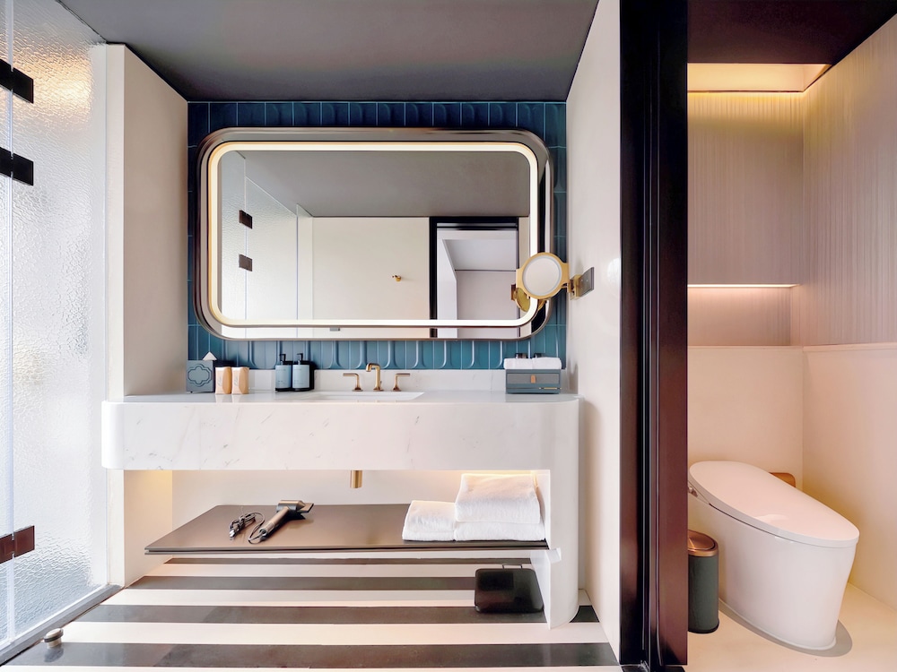 Sofitel Shanghai North Bund 57/60