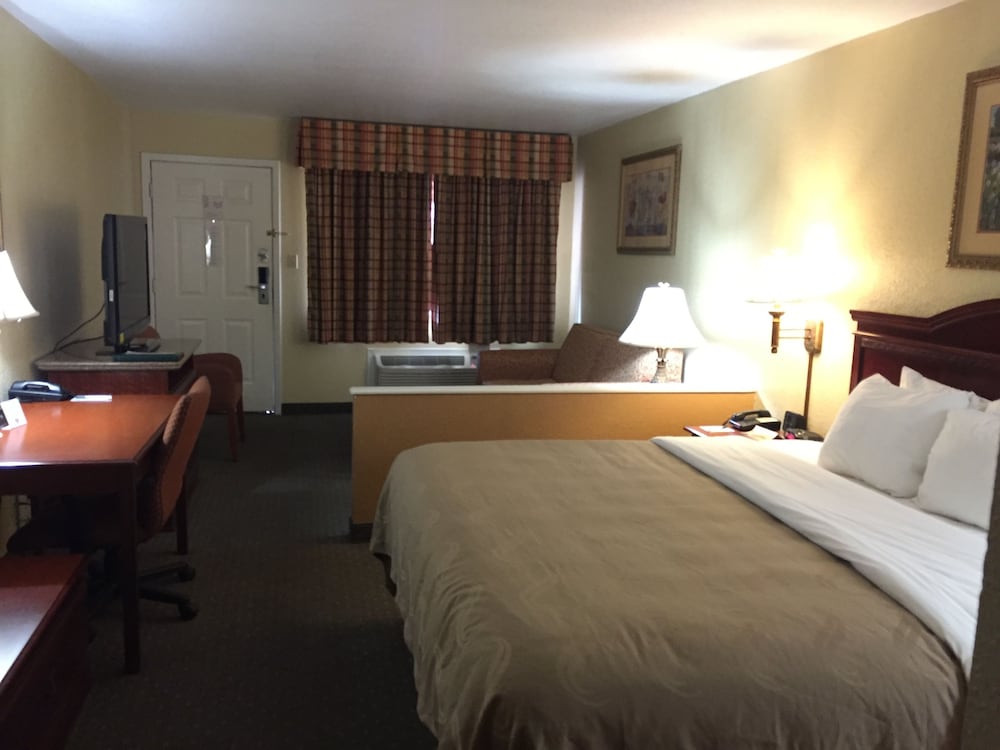 Econo Lodge Inn and Suites Eagle Pass, TX 12/37