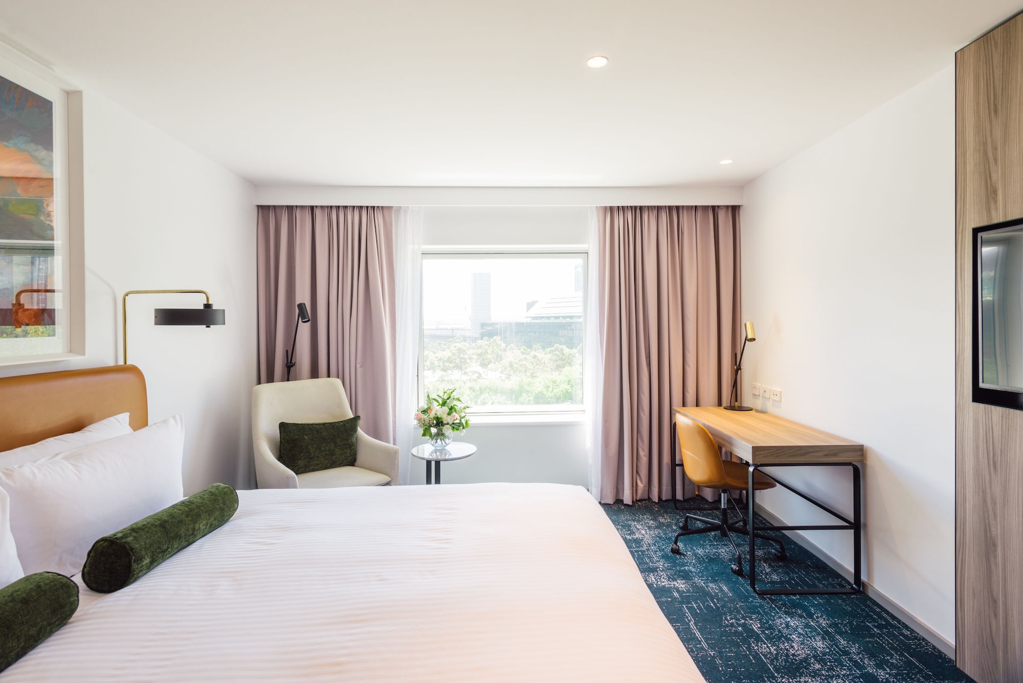 DELUXE, KING BED, CITY VIEW