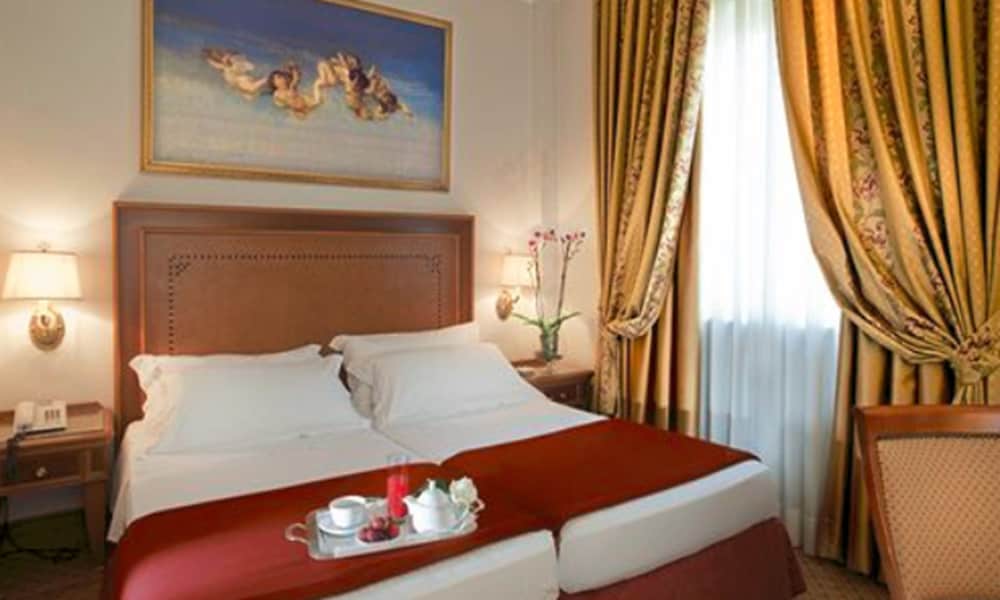 Pinewood Hotel Rome 24/70