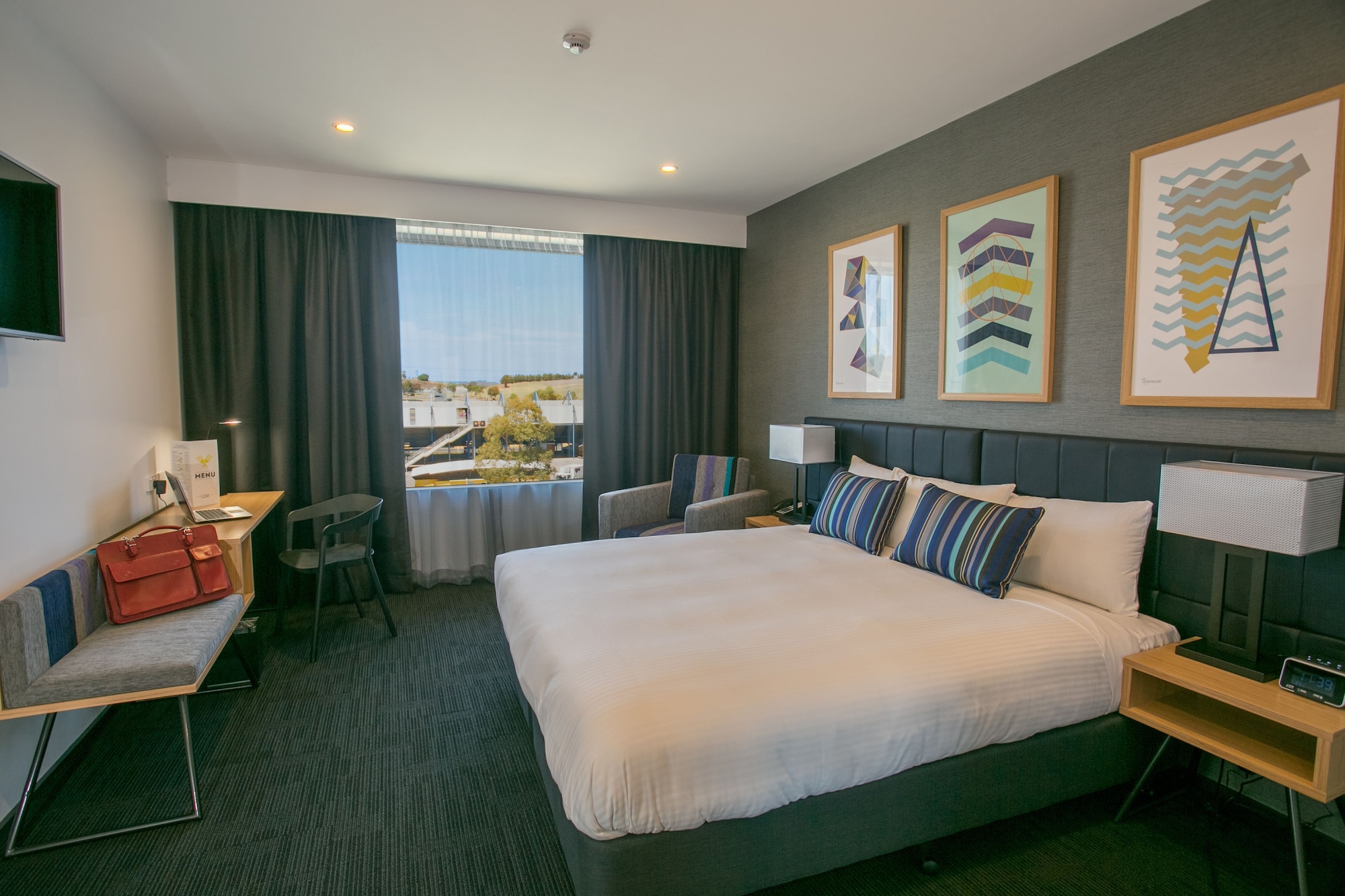 EXECUTIVE, KING BED