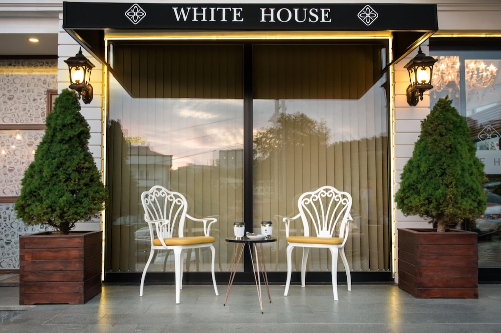 White House Hotel 10/58