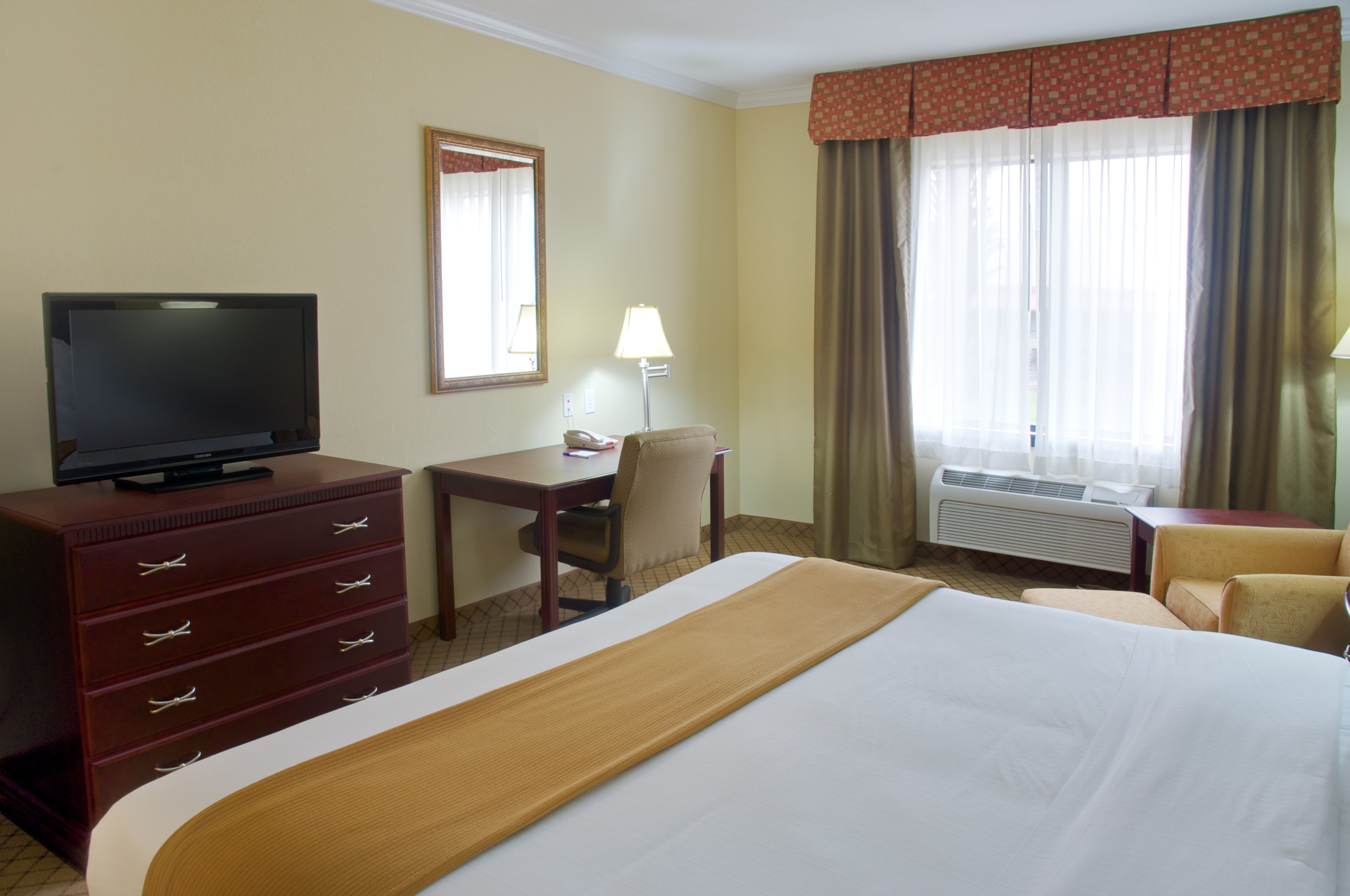 Holiday Inn Express Hotel & Suites Winnie 21/63