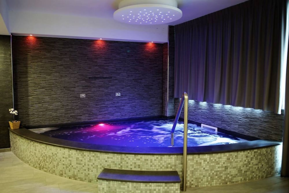 swimming pool spa