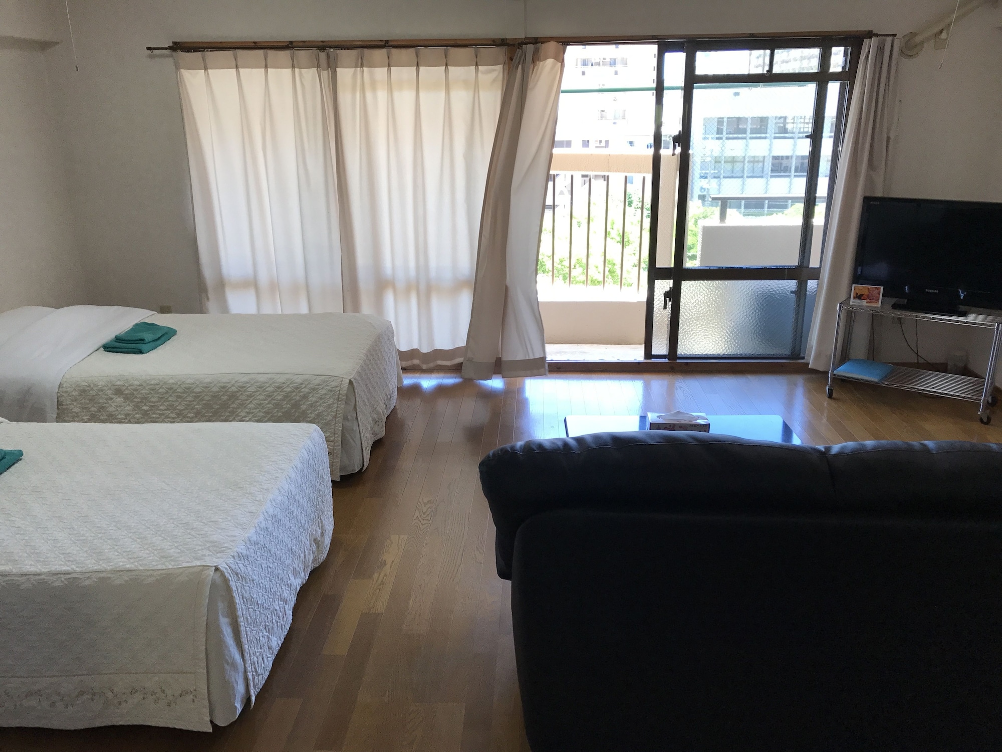 FAMILY, TWIN BEDS