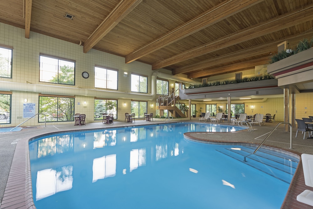 Holiday Inn Express Holland 5/55
