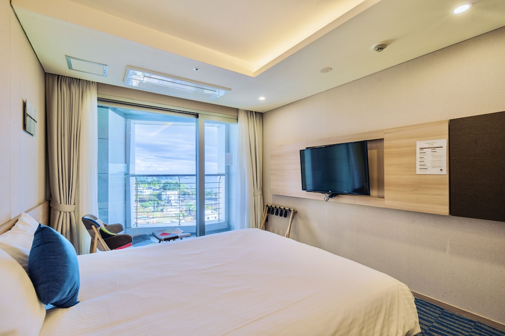 Deluxe, Queen Bed, Partial Ocean View, No Parking, Terrace