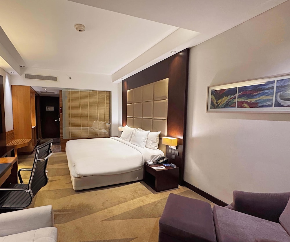 Radisson Blu Chattogram Bay View 24/70