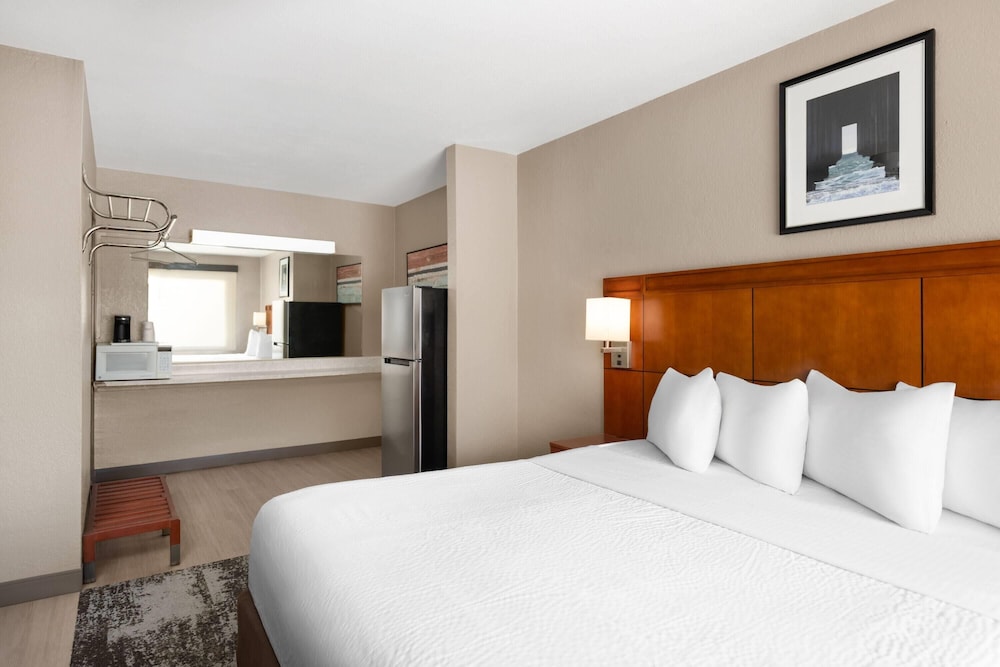 Travelodge by Wyndham Parker 32/67