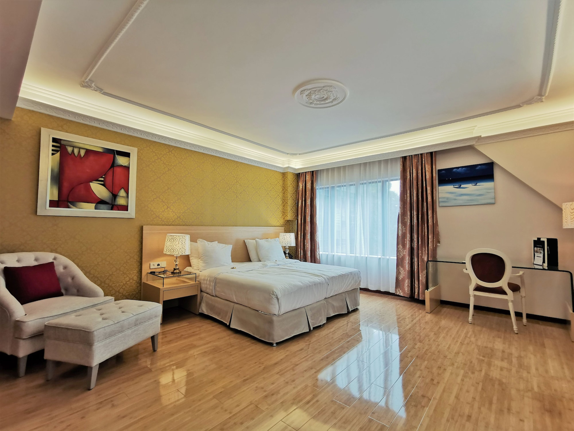 HOUSE, TWIN BEDS, ELECTRONIC CIGARETTE ONLY