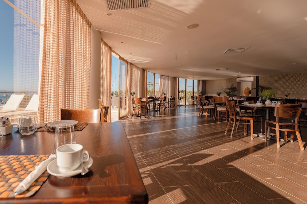 The Bannister Hotel and Yacht Club 40/50