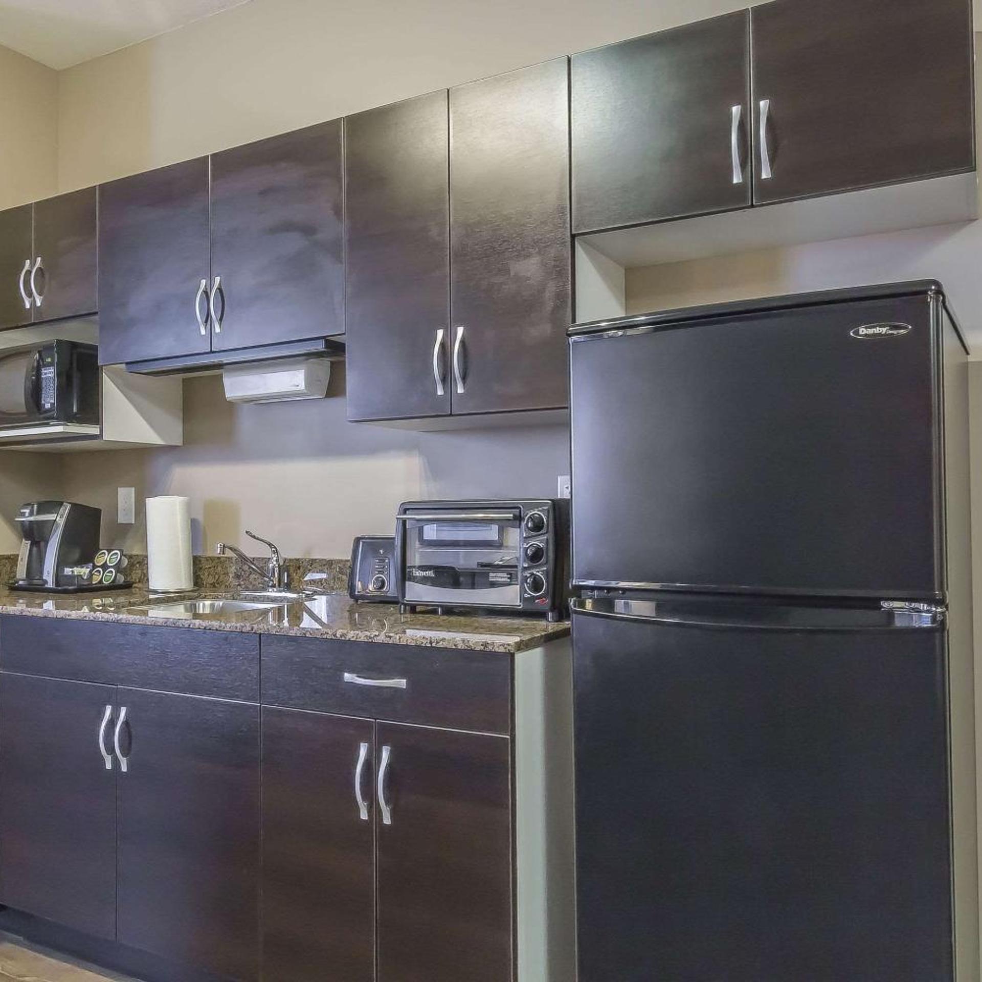 1 Bedroom, Efficiency, Suite, 2 Queen Beds, Sofa, Pet Friendly, Exterior Entrance, Ground Floor، Quality Inn and Suites Saskatoon 2/2