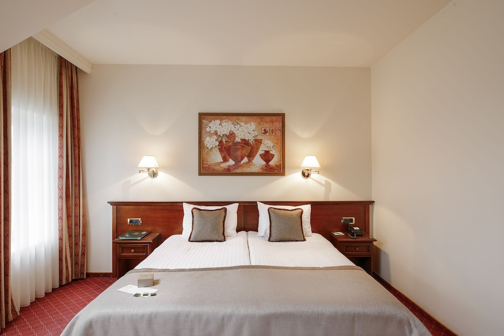 National Hotel 10/50