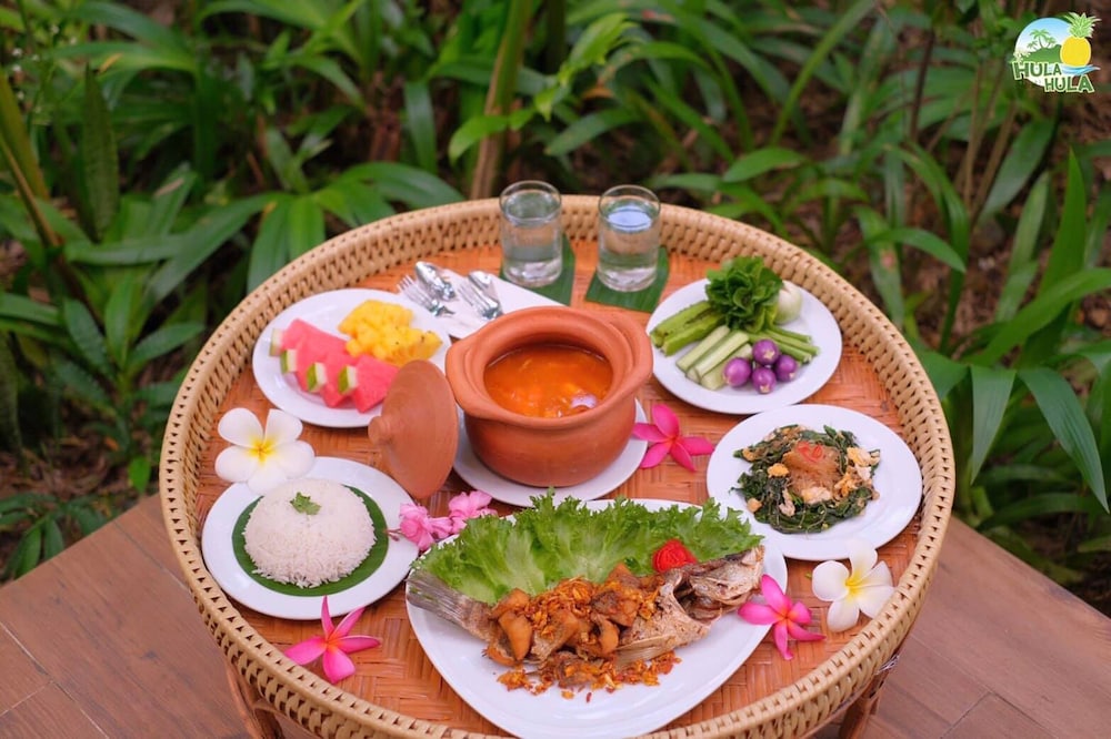 HULA HULA RESORT l truly tropical and fun wellness 74/90