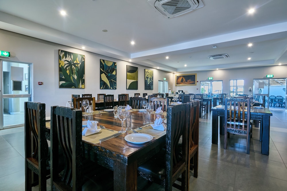 Kalahari Arms Hotel 55/69