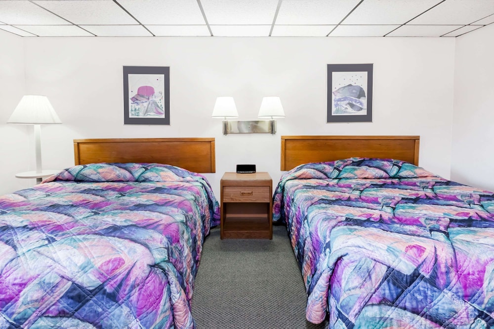 Knights Inn Mackinaw City 6/17