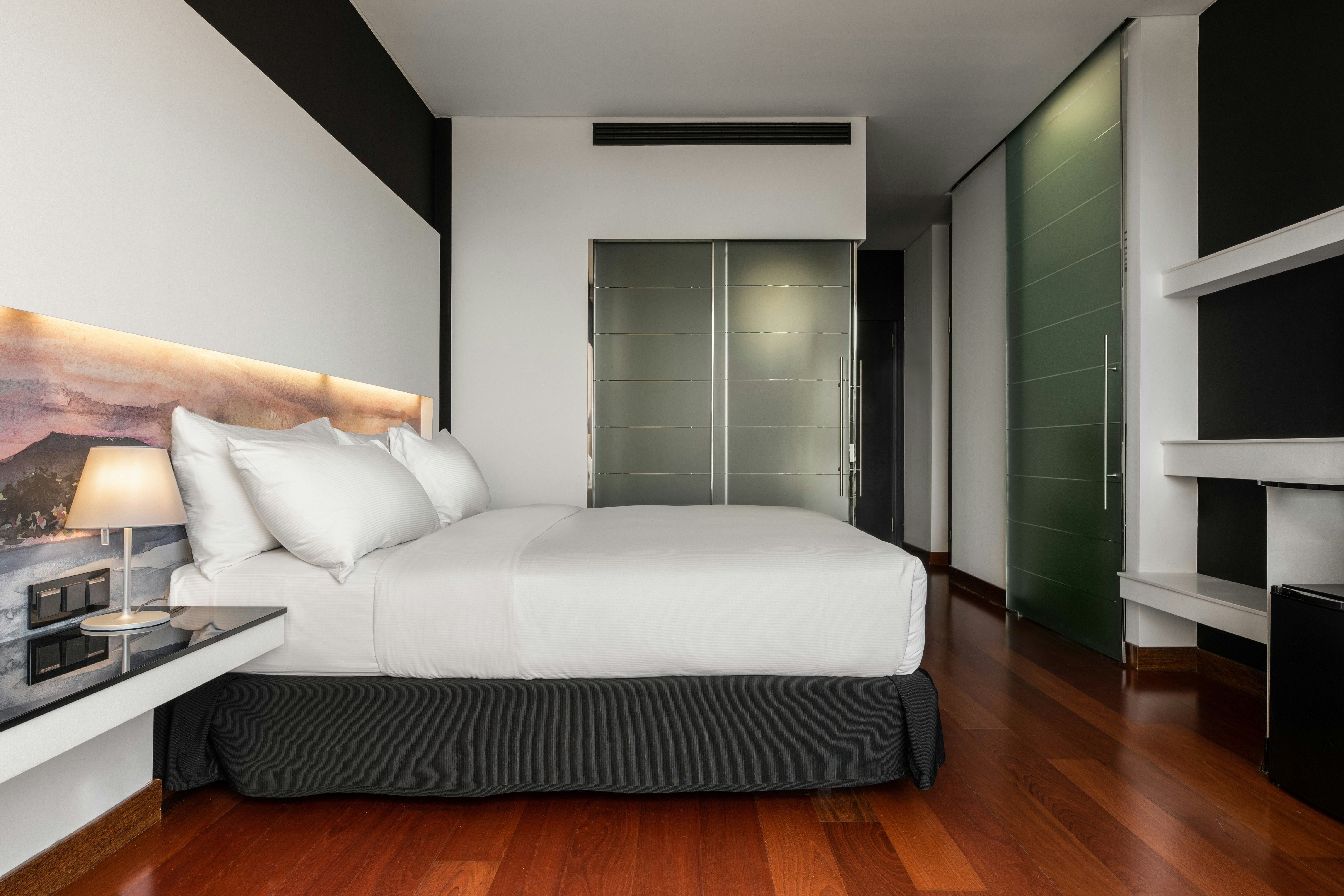 EXECUTIVE, KING BED