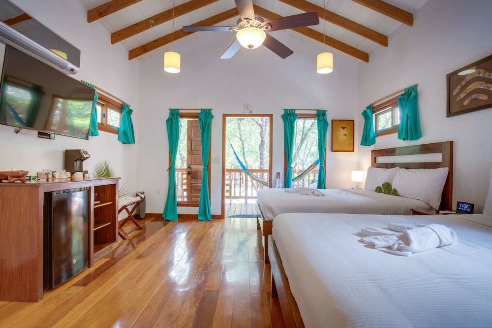 Mariposa Beach Suites 8/50