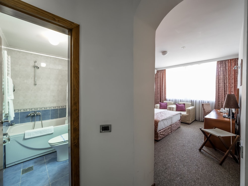 Le Petit Piaf Hotel 42/56