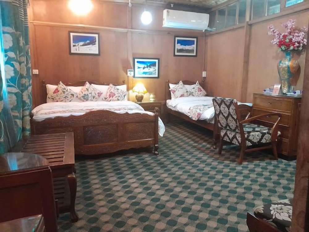 Swan Group Of Houseboats 14/50