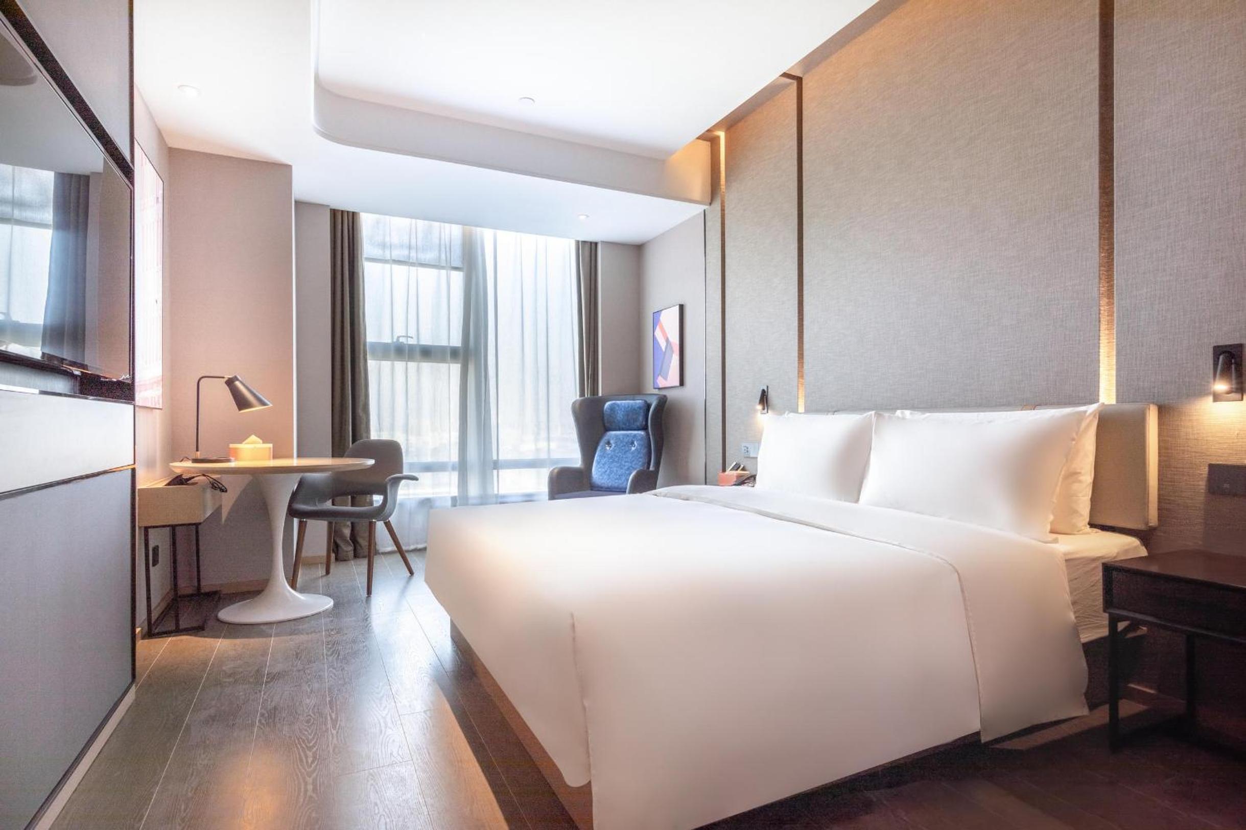 Elegant, Queen Bed