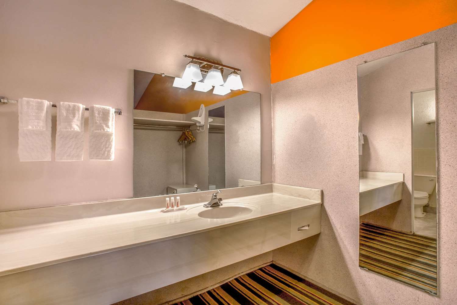 Howard Johnson by Wyndham Phoenix Airport/Downtown Area 10/12