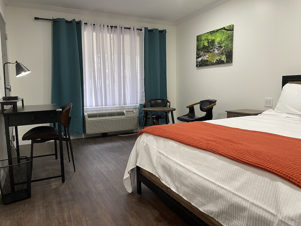 Gatehouse Motel 6/73