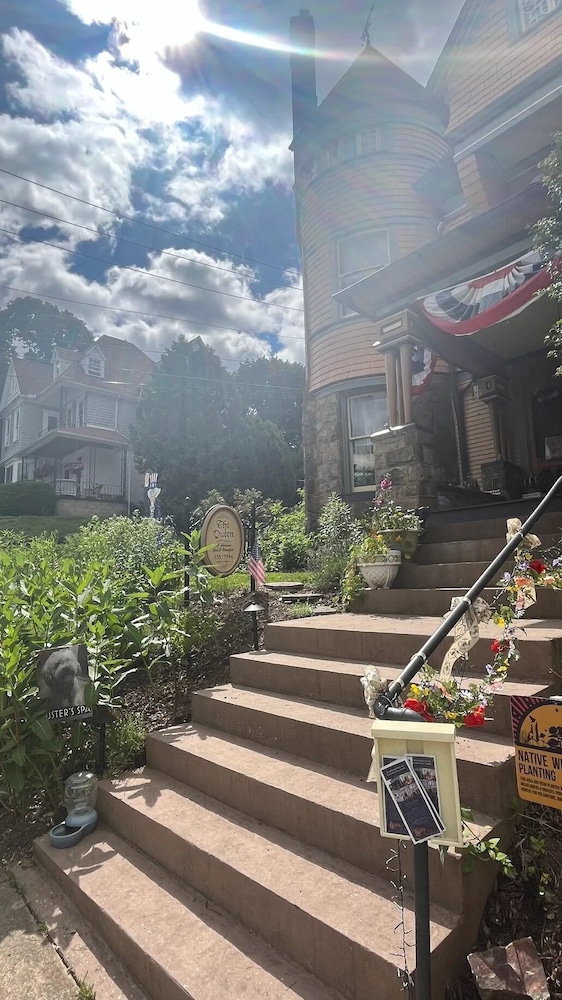 The Queen, A Victorian Bed and Breakfast 68/74