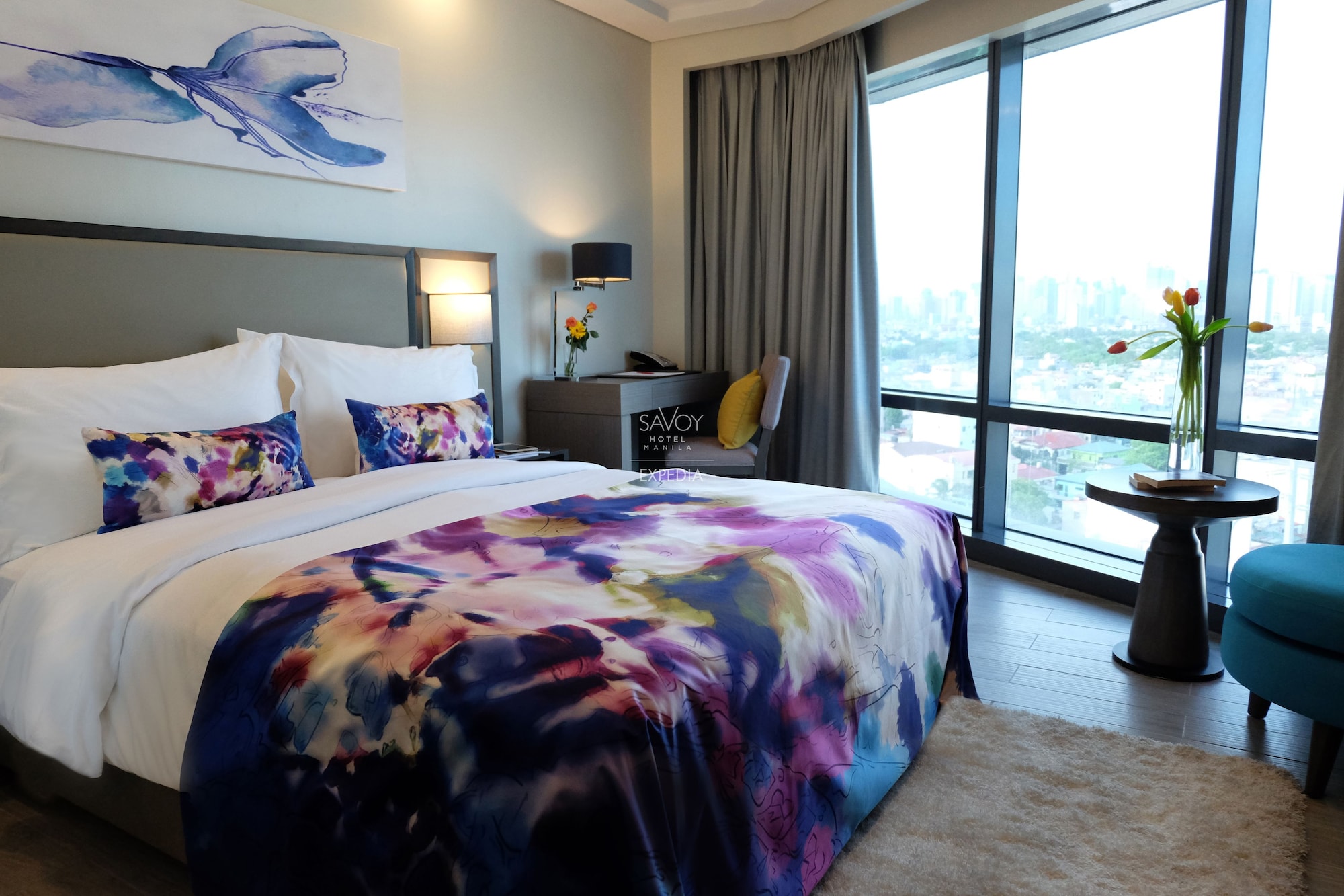 Premier Queen with Access to Pool and Gym