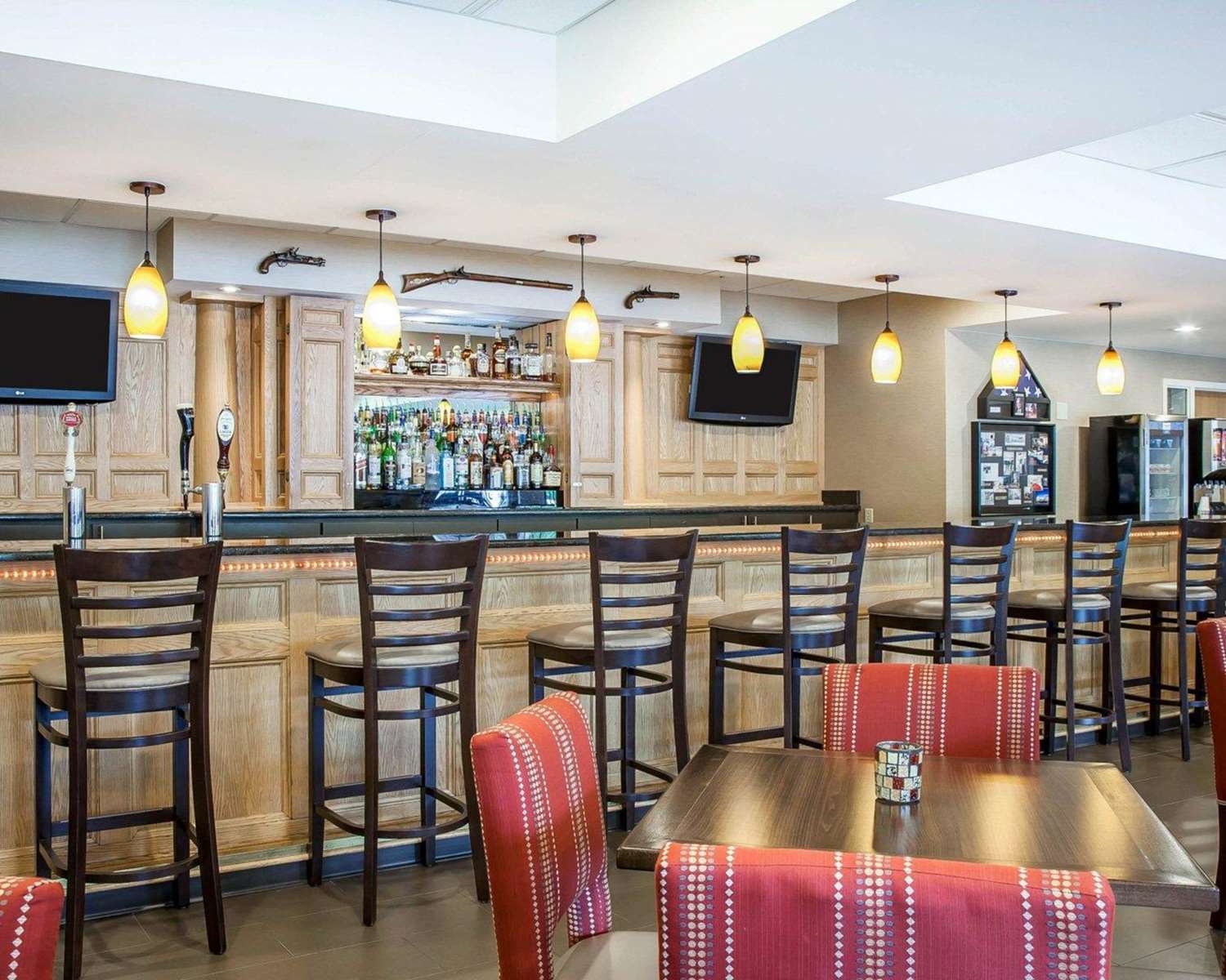 Comfort Inn & Suites Sturbridge-Brimfield 44/54