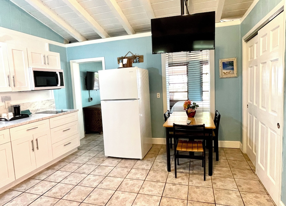 The Pelican Key Largo Cottages 9/76