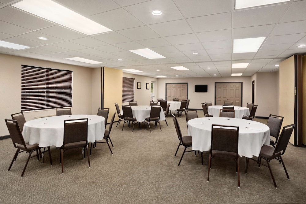 Country Inn Suites By Radisson Charlotte University Place Nc 21/24