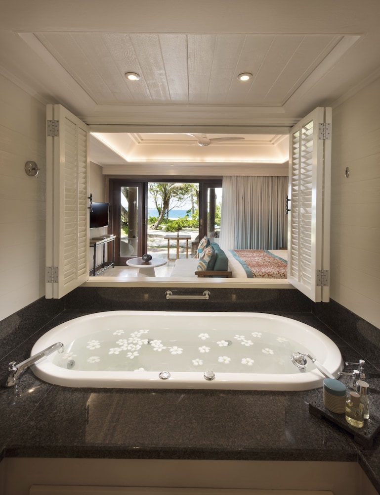 Constance Lemuria Praslin Seychelles 34/80