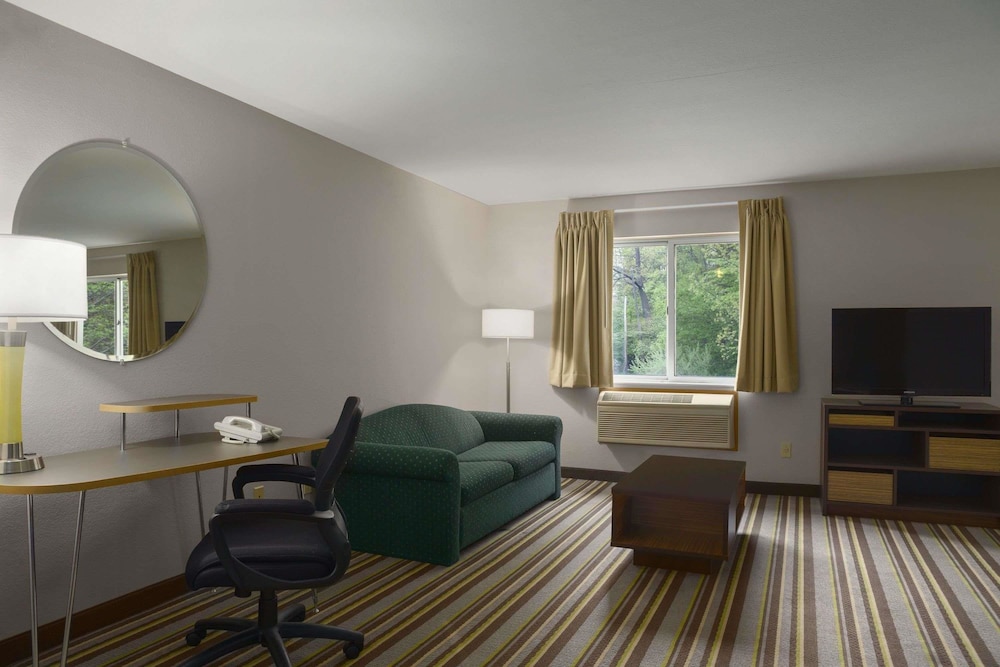 Super 8 by Wyndham Manistee 14/18