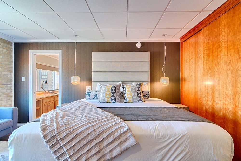 SUITE, APARTMENT