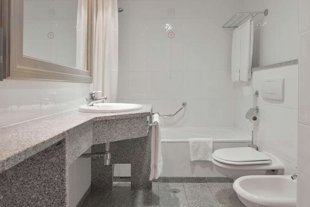 Holiday Inn Algarve Albufeira by IHG 11/79