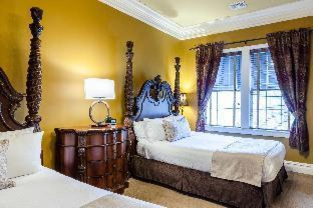 Suite, 2 Queen Beds, Parlor