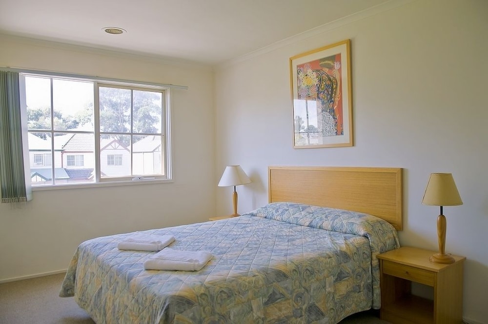 Lamplighter Motel 13/40