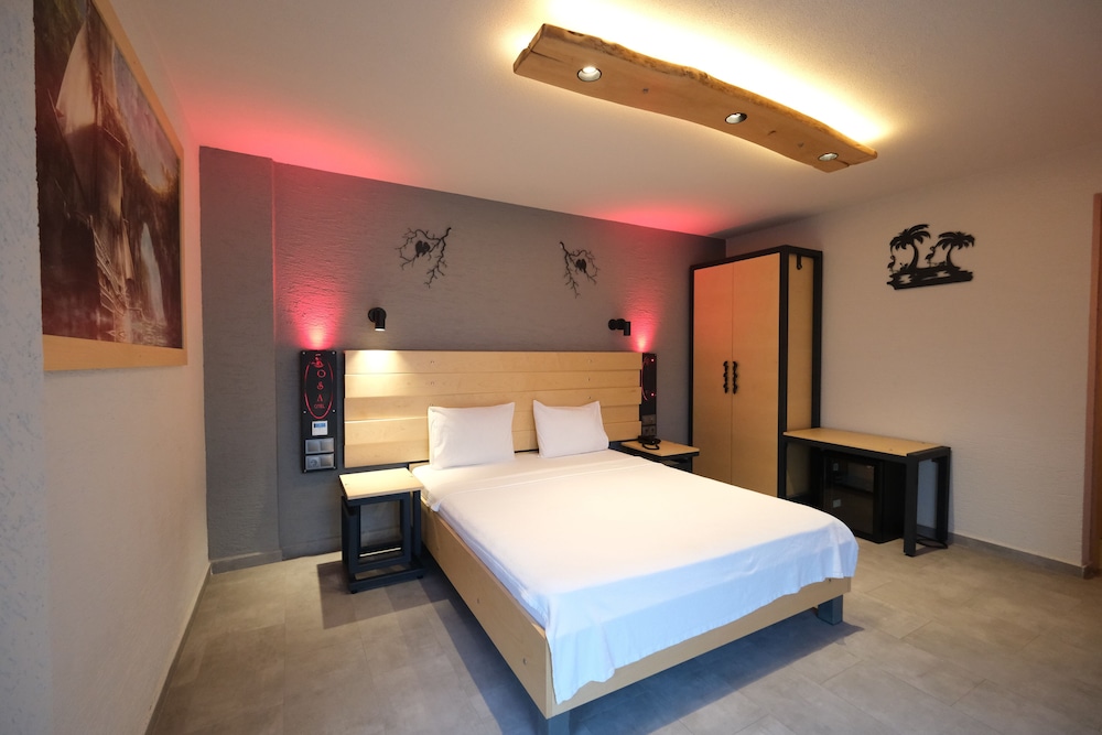 DELUXE, DOUBLE BED
