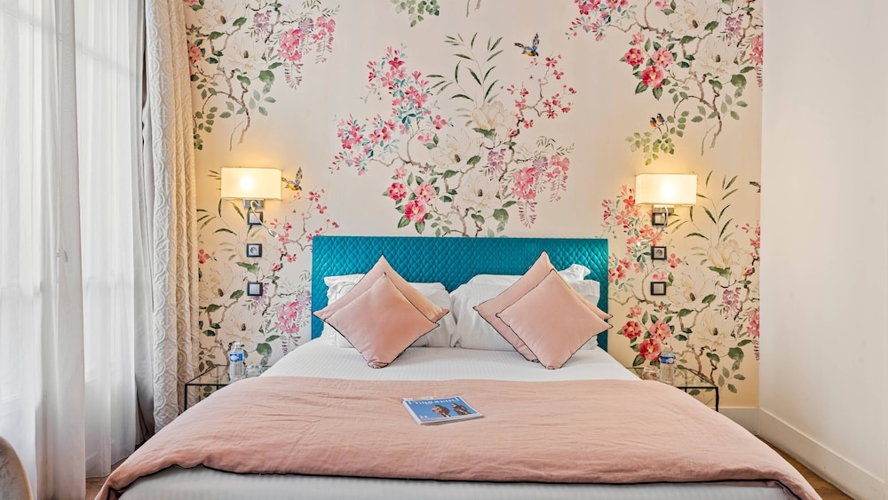 SUPERIOR, DOUBLE BED, CITY VIEW