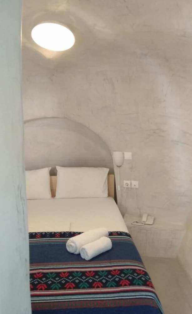 CAVE, TRADITIONAL, STUDIO, CALDERA VIEW