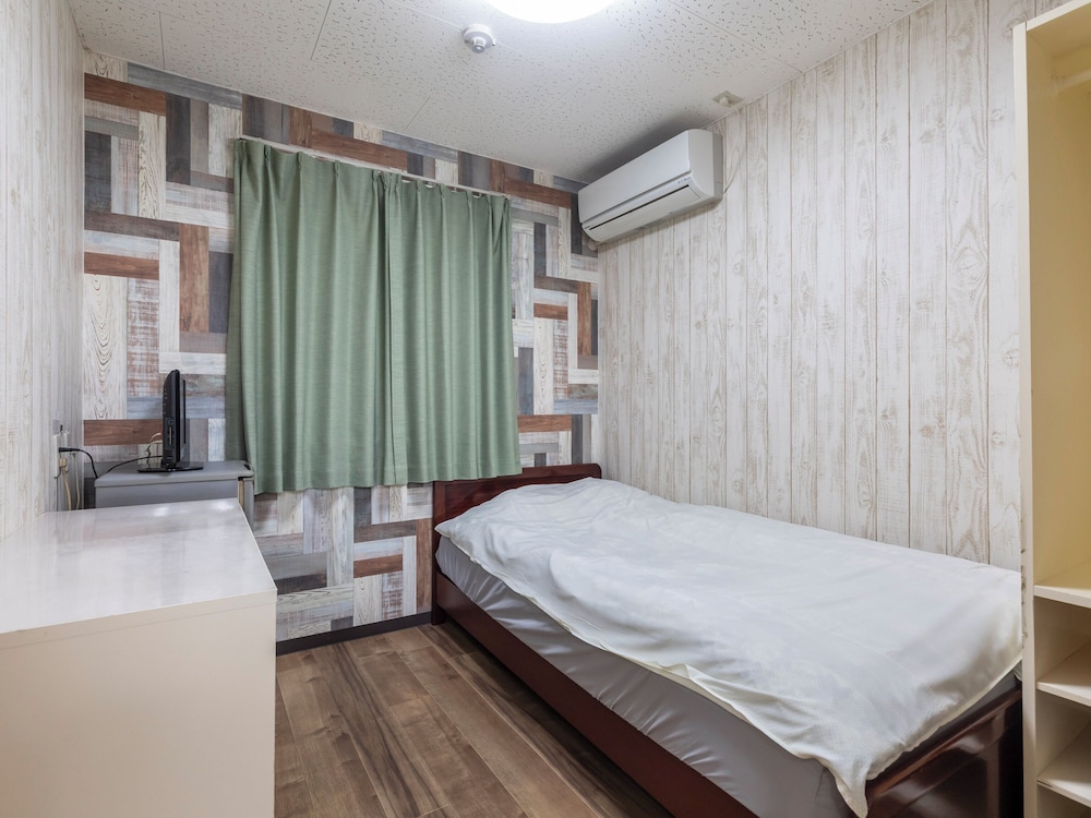 ROOM, SINGLE, SHARED BATHROOM